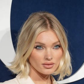 Přirozený look s umělými řasami, jak ho prezentuje modelka Elsa Hosk, je aktuálně velmi trendy.