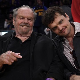 Ray Nicholson má s tátou skvělý vztah. I když Jack už má svoje roky, společně vyrážejí fandit na basketbal.