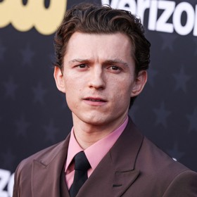 Tom Holland dokázal jen sledovat hodiny  a myslet na skleničku něčeho ostřejšího. Nemohl jít do hospody, na večeři ani se bavit do společnosti.