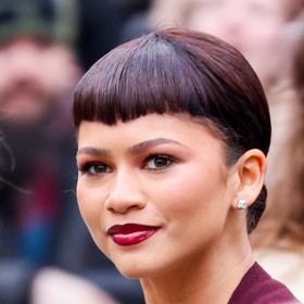 Hustou, asymetrickou krátkou ofinu si oblíbila také Zendaya.
