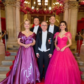 Vídeňská smetánka oblékla v roce 2024 na ples barevné róby s metalickým leskem, ale také objemné tylové sukně.