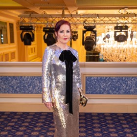 Hvězdným hostem loňského ročníku vídeňského Plesu v Opeře byla Priscilla Presley. Oblékla stříbrnou flitrovou róbu s dlouhým rukávem a černou vázačkou.