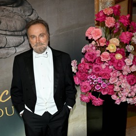 Italský zpěvák Franco Nero zvolil pro 66. ročník vídeňského Plesu v opeře klasický smoking doplněný o bílého motýlka.