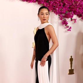 Černo-bílá podruhé, tentokrát v neméně rafinovaném provedení Grety Lee. Jednoduchou černou róbu Loewe ozvláštňuje sněhobílá vlečka ukotvená v oblasti ramenou a kapes. Vše herečka podtrhla lehce výstředními šperky značky Tiffany & Co.