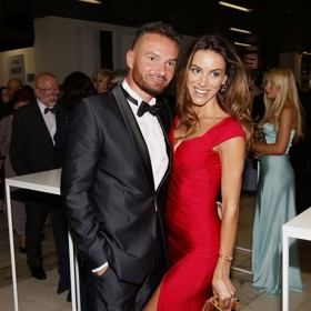 Karolína Ludvíková po boku svého partnera.