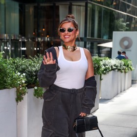 Na pohodlné kalhoty a v tomto případě i stylově vyladěný horní díl v podobě propínací mikiny sází i zpěvačka Nelly Furtado. 