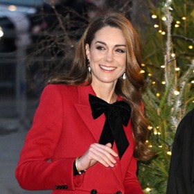 Kate se v novém účesu, který vlasům dodává objem, ukázala i na loňském adventním koncertu ve Westminsterské katedrále. Pramen zastrčený za uchem pak vlasům dodává uhlazený vzhled a lesk.