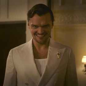 Ray Nicholson loni na tátův majstrštyk navázal podobně laděnou rolí v hororu Úsměv 2. Režisér na to konto prohlásil, že při pohledu na Raye vidí mladého Jacka. A my to rozhodně nerozporujeme.