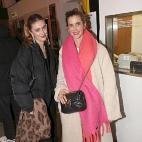 Jana Bernášková, a Justýna Drábková své kalhotové sety skývaly pod slušívou péřovkou a kabátem a nechyběly ani perfektně vyladěné šály.