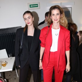 Herečka Jana Bernášková s dcerou Justýnou Drábkovou si oblíbily nejen matchy matchy outfity, ale i kalhotové kostýmy, A není divu. Moc jim to v nich sluší.