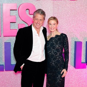 Momentálně vstupuje do kin již čtvrtý film o lehce nešikovné, ale neodolatelné Bridget Jonesové. Renée Zellweger se na premiéře v Paříži blýskla v této černé krajkované róbě na jedno rameno pocházející z dílny Saint Laurent.