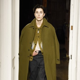 Holden Fraser začíná pronikat do modelingu. Roku 2023 šel přehlídku pro Hermès, v únoru letošního roku pak patřil k ozdobám přehlídky Todda Snydera na newyorském týdnu módy (viz foto). Táta pochopitelně nechyběl v publiku.