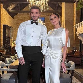 Úchvatná róba z vlastní dílny. To je ukázka dokonalé elegance a slušivých prvků řasení v podání nedostižné Victorie Beckham. Nebojte se ale, tento střih šatů překvapivě padne i dámám s plnějšími křivkami.