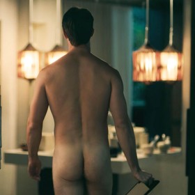 Ocenit to nyní mohou i diváci seriálu Bílý lotos, v němž se Patrick objevuje zcela nahý.