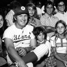 Gene Hackman byl tátou tří dětí, které si pořídil s exmanželkou, bankovní úřednicí Faye Maltese (vlevo). Na rodinu ale kvůli své herecké kariéře moc času neměl, čímž se vzájemně odcizili. Na snímku manželé Hackmanovi s dcerami Leslie (druhá zprava) a Elizabeth (vpravo) v sedmdesátých letech.