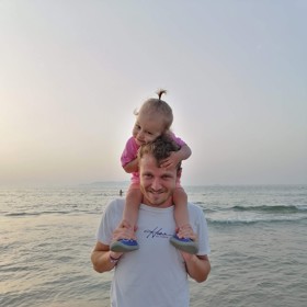 Adam bojuje hlavně kvůli své malé dcerce.