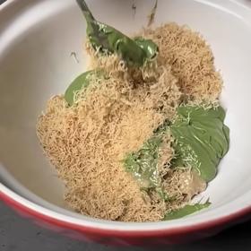 Na náplň budete potřebovat pistáciový krém, sezamovou pastu tahini a opražené nudličky kataifi těsta. 