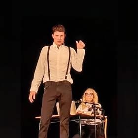 Martin Hranáč vystupuje společně se svou sestrou.