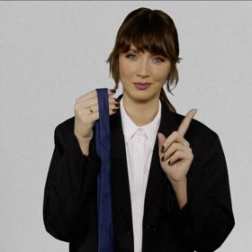 Kravata by měla být vždy čistá a vyžehlená. Zmačkání po předchozím uzlu je nepřípustné.