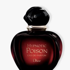 Osvěžující silici z jasmínu sambac smíchanou s lahodnou silicí z pomerančových květů zahaluje jemná, intenzivní tonka fazole. Kulatá nóta lékořice, která představuje onu žhavou jiskru ve vůni Hypnotic Poison, je ještě odvážnější a více patrná. Její přitažlivost posiluje vanilka, nesmírně přívětivá a laskavá ingredience. Parfémová voda pro ženy Hypnotic Poision, Dior, 3 700 Kč/ 100 ml