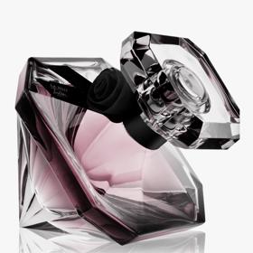 První slastné okamžiky vám přivodí esence černé růže, která se začne smyslně proplétat s vanilkovými akordy a po chvíli nad růží převládne. Pokračování vůně se později ujme kombinace kouřových tónů kadidla, papyrusu, liči a pralinky. Parfémovaná voda pro ženy, Trésor la Nuit, Lancôme, 2 200 Kč/ 75 ml