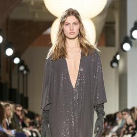 Flitry až na zem, maximalistická silueta a ryze femininní prvky. To je nová kolekce Michael Kors představená v New Yorku.