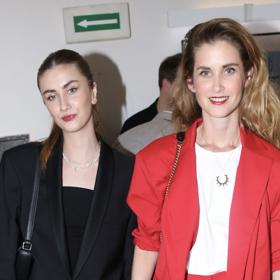 Jana Bernášková zvolila malinově červenou variantu ležérního kalhotového kostýmu, její dcera Justýna vsadila naelegantní černou klasiku s prvky smokingu.