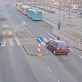 Nezodpovědný řidič jedoucí vysokou rychlostí málem způsobil tragédii v Milovicích na Nymbursku.