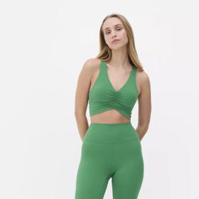 Chcete-li postavě křivky naopak oblečením dodat, volte crop topy s výřezy, průstřihy, či asymetrickými lemy a k nim legíny či sportovní kalhoty s vysokým pasem. Legíny, Primark, 340 Kč