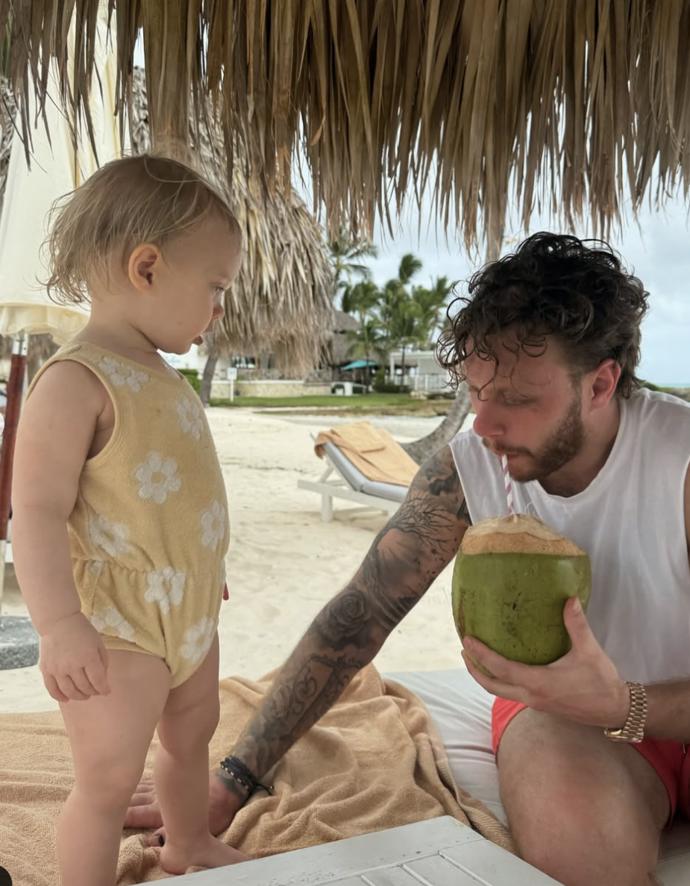 FOTO: David Pastrňák si užívá dovolenou s dcerkou. – stránka 35