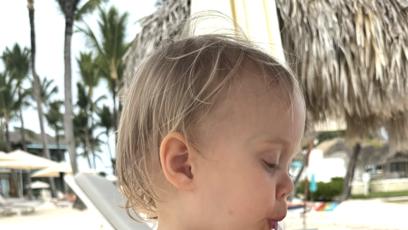 FOTO: Freya si užívá dovolenou s rodiči.