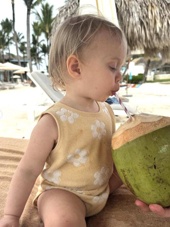 FOTO: Freya si užívá dovolenou s rodiči. – stránka 47