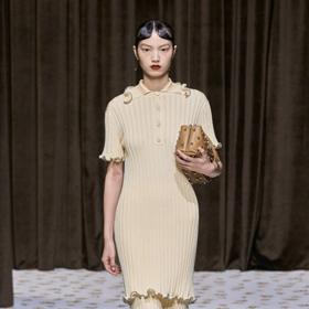 Do úpletových kombinací kalhot a šatů oblékla své modelky Jil Sander.