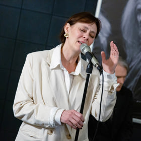 Vystupuje se svými šansony a večer nazvala Neobyčejné radosti. 