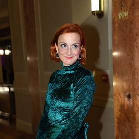 Lahvově zelený komplet topu a  sukně si Michaela Maurerová ušila sama.