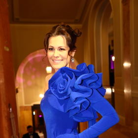 Modelka Jana Doleželová letos na Česko-Slovenský ples vynesla královsky modrou róbu.