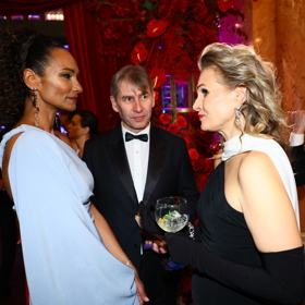 Na plese se Lejla Abbasová zapovídala s herečkou Michaelou Badinkovou, která měla šaty od stejné návrhářky.