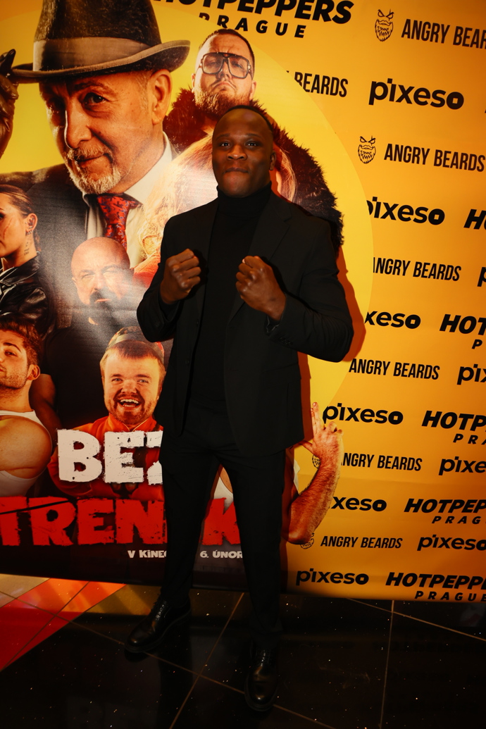 FOTO: Slavnostní premiéru filmu Bez trenek si nenechal ujít ani MMA zápasník Losene Keita. – stránka 35
