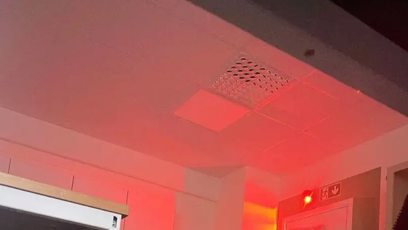 FOTO: Žáci jsou schovaní ve třídách, kde svítí poplašný alarm.