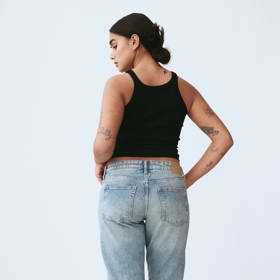 Ideální nejsou ani kalhoty s nízkým pasem. H&M, 959 Kč