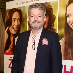 V rozhalence ovšem Háma neváhá nosit ani své dioptrické brýle.