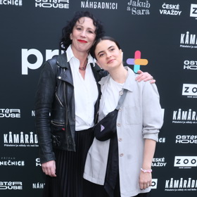 Na tiskové konferenci Prima plus se Eva Podzimková pozdravila s kolegyní Kristýnou Frejovou.