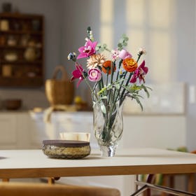 Skvělý dárek, který si jeho nová majitelka i sama sestaví, navíc nikdy neuvadne. Kytice ze série stavebnic Lego Botanicals. Sada "řezaných" lučních květin, Lego Botanicals, 1 149 Kč