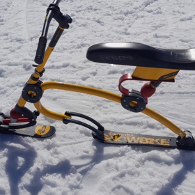 Snowbike váží přibližně šest kilogramů. 