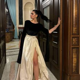 Expertka na sociální sítě Eva měla šaty od stejné návrhářky.