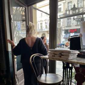 Bára Basiková osobně všechny zájemkyně vítala v kavárně Cafe Cafe, kde akce probíhala. 