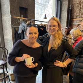 Zpěvačka Bára Basiková uspořádala tradiční bazar oblečení a redaktorka Veronika si na něm pořídila malé černé šaty.