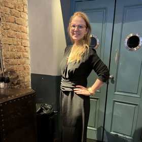 Černé šaty, které si Veronika vybrala, mají ideální délku a také tříčtvrteční rukáv. K nim nazula černé střevíčky Louboutin. 