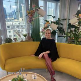 Helena Vondráčková se ani po sedmdesátce nebojí barevných a vzorovaných punčoch.