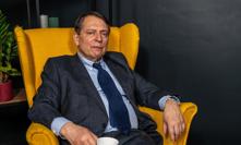 Jiří Paroubek se postaral o velké pobavení: Tramvají cestoval v modrém spacáku 